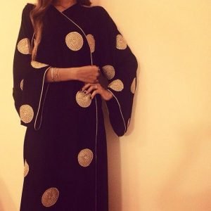 عبايات مطرزة بدوائر ذهبية