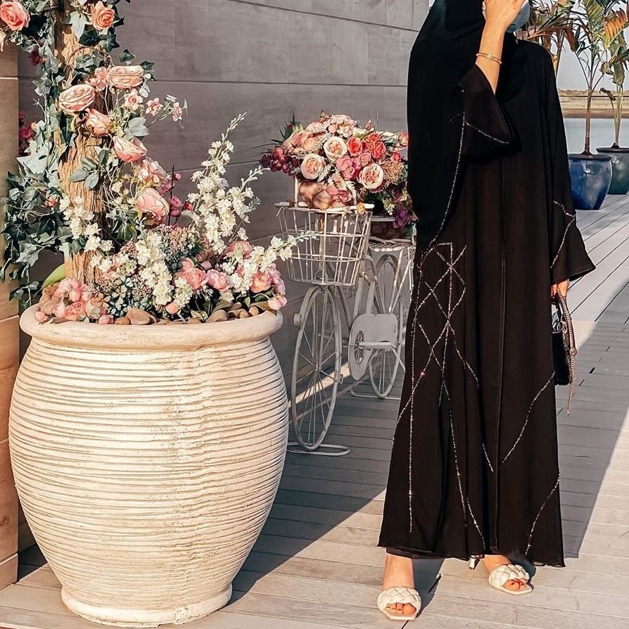 أجمل موديلات عبايات باللون الأسود - أنيق