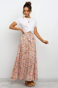 تنورة فضفاضة طويلة