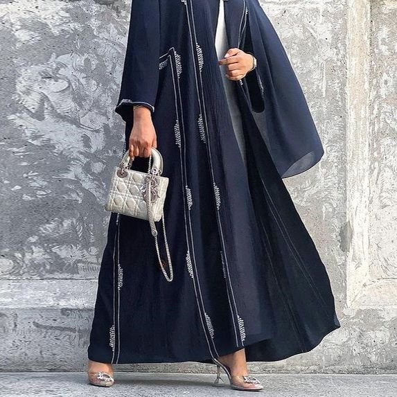 أجمل موديلات عبايات باللون الأسود