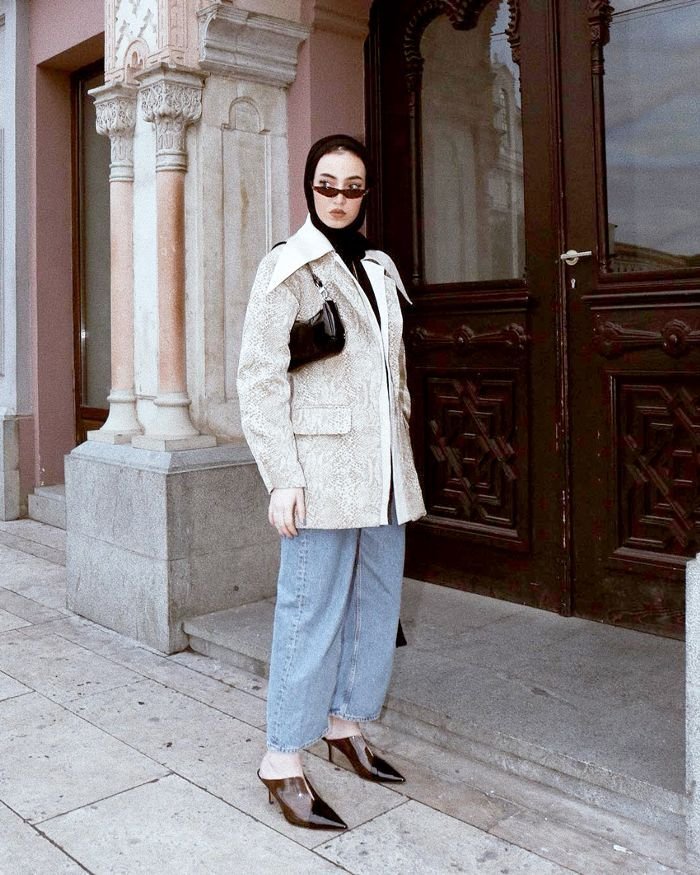 فاشينيستا محجبة بنطال جينز واسع