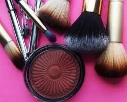 بعض الفرش والأدوات بعض الفرش والأدوات