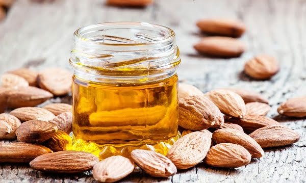 فوائد زيت اللوز للشعر