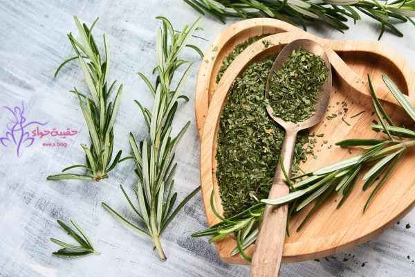 تجربتي مع فوائد منقوع وبخاخ اكليل الجبل للشعر والوجه وطرق الاستخدام