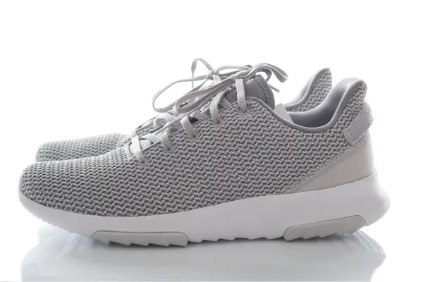 تنسيق الحذاء الرياضي مع الملابس للرجال 